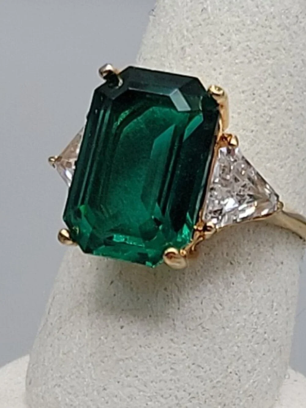 Art Deco 18K HGE Oversized Faux Emerald & Diamante Fashion Ring Gold Tone 8.5